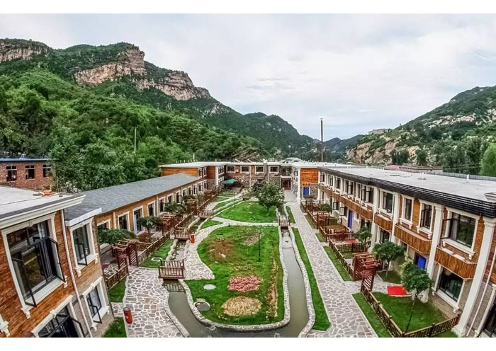 度假村周围有桃源仙谷,黑龙潭,清凉谷,精灵谷等景区;冬日也是去云佛山